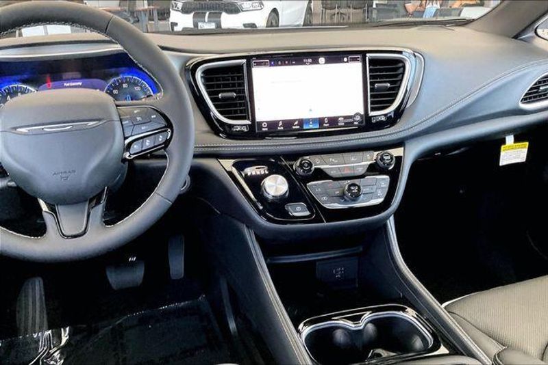 New 2027 Chrysler Pacifica LimitedImage 3