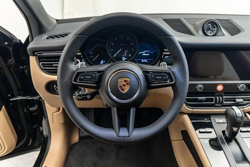 2025 Porsche Macan BaseImage 14