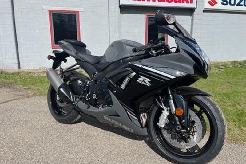 2025 SUZUKI GSXR 600 SOLID IRON GRAY AND GLASS SPARKLE BLACK 