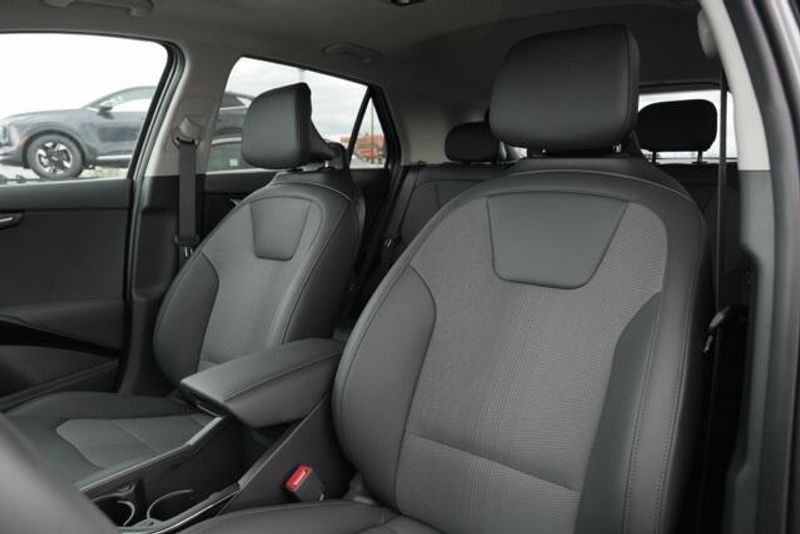 New 2026 Kia Niro EXImage 13