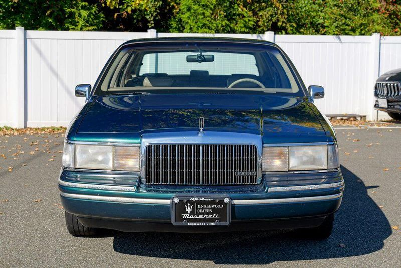 1993 Lincoln Town Car Executive photo 2