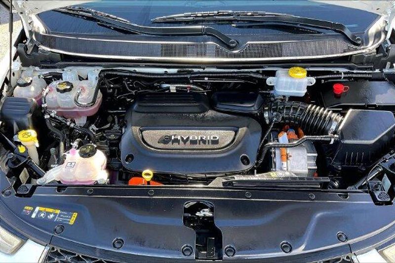 Used 2023 Chrysler Pacifica Hybrid Touring LImage 9
