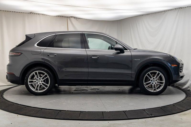 2019 Porsche Cayenne E-HybridImage 6