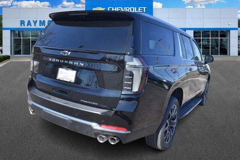 New 2026 Chevrolet Suburban PremierImage 4
