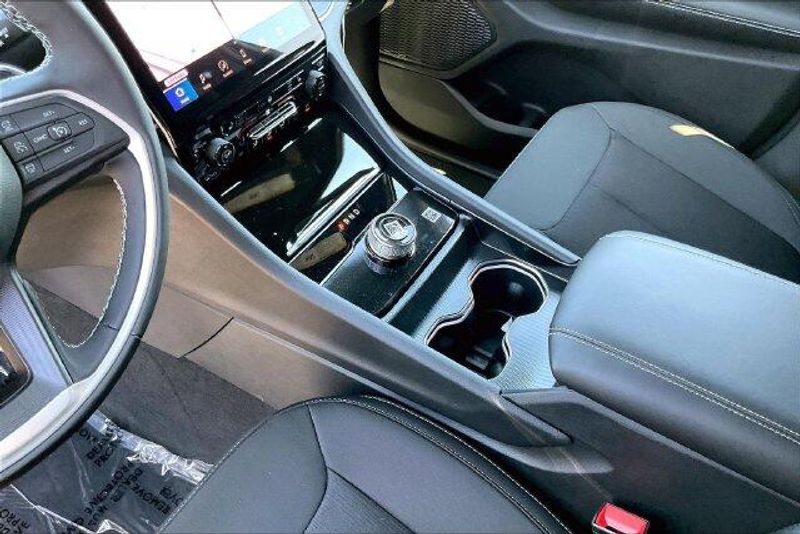 New 2027 Jeep Grand Cherokee Laredo X 4x4Image 7