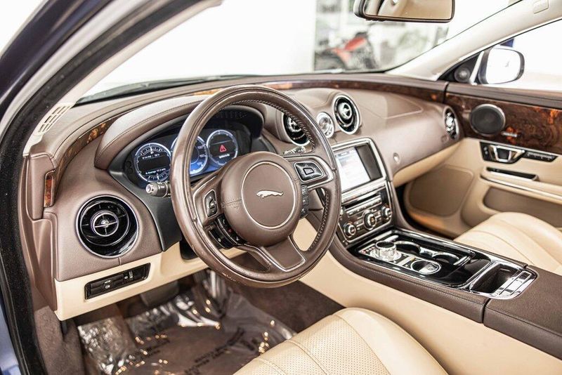 2015 Jaguar XJ Base photo 20