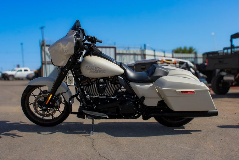 2023 HARLEY STREET GLIDE ST WHITE 