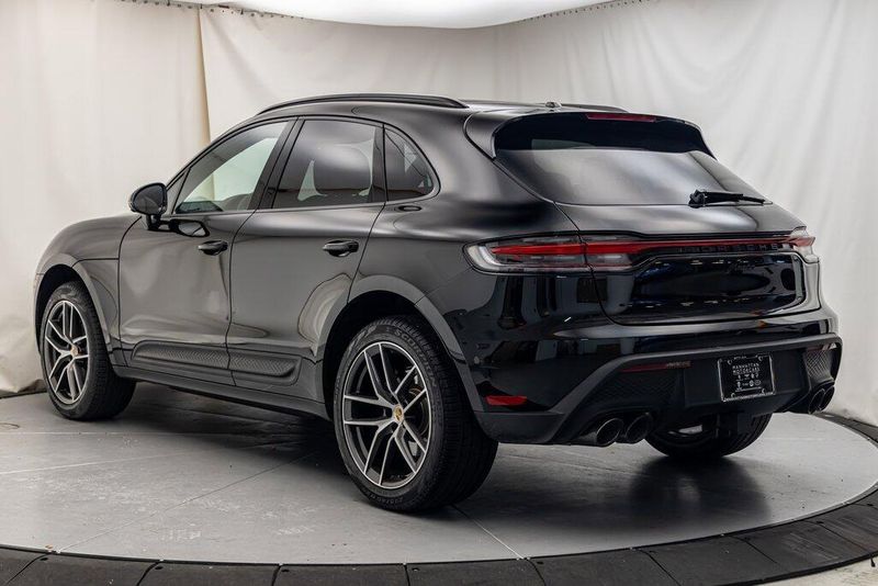 2024 Porsche Macan BaseImage 3