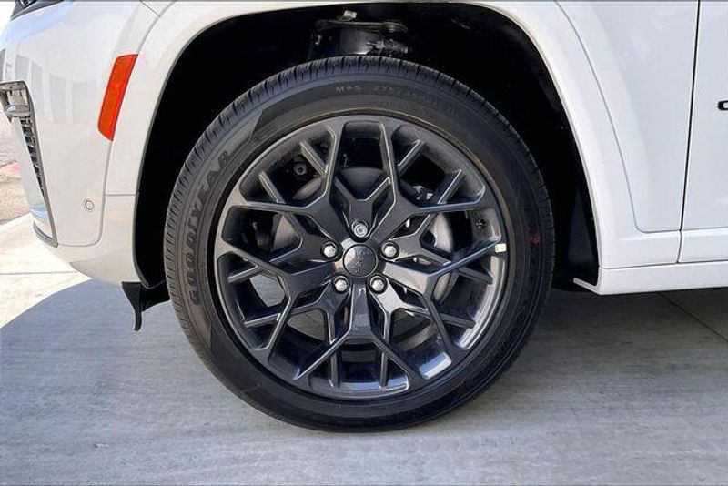 New 2026 Jeep Grand Cherokee L Summit 4x4Image 10