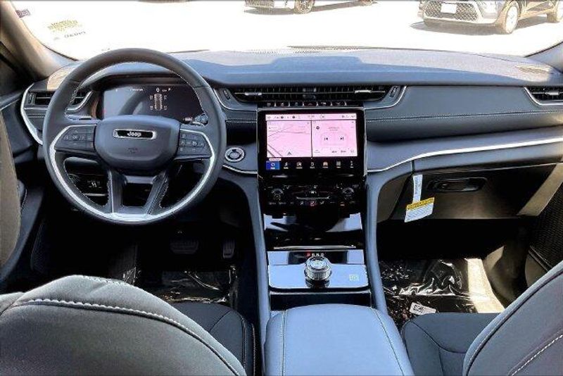 New 2027 Jeep Grand Cherokee Laredo X 4x4Image 4