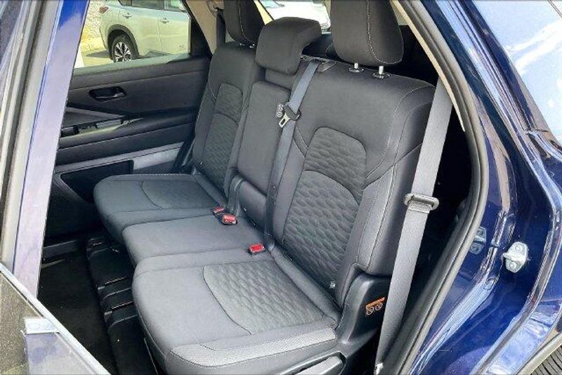 Used 2025 Nissan Pathfinder SVImage 25