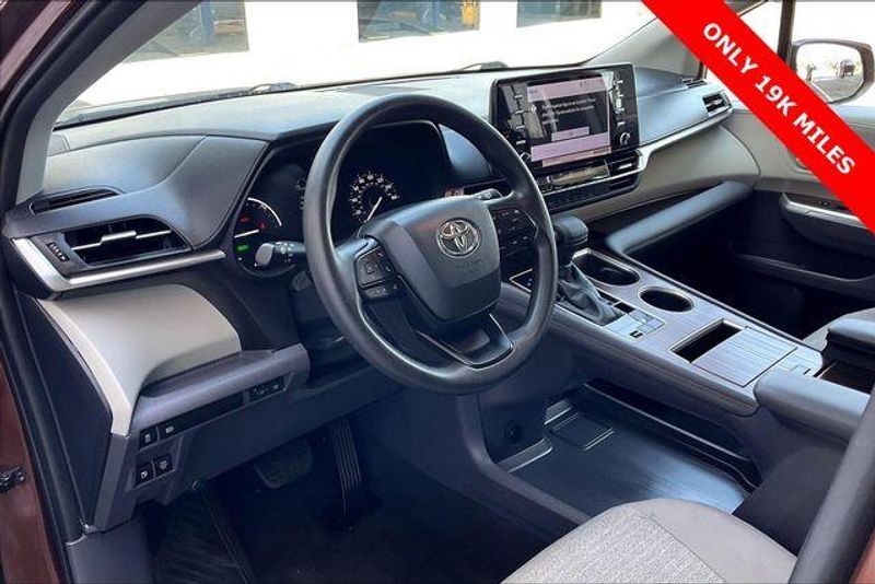 Used 2022 Toyota Sienna LEImage 14
