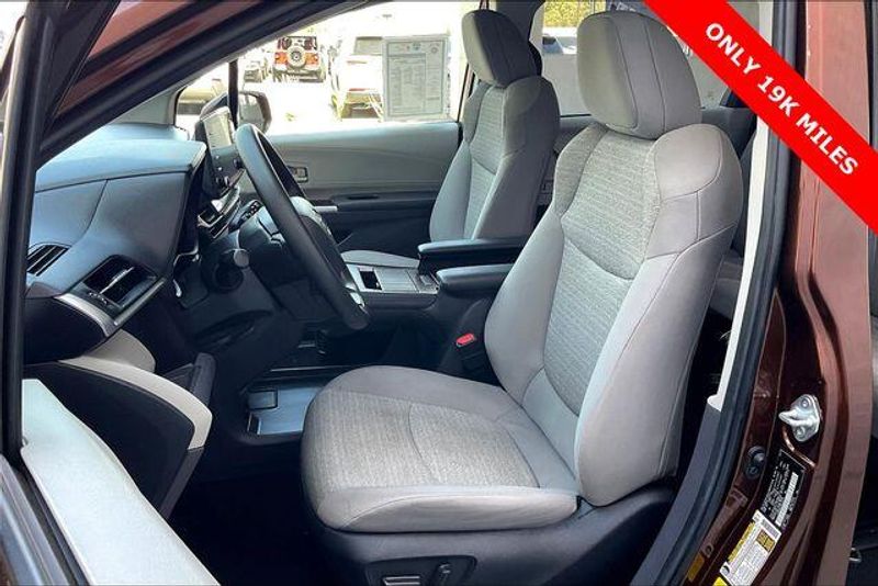 Used 2022 Toyota Sienna LEImage 24