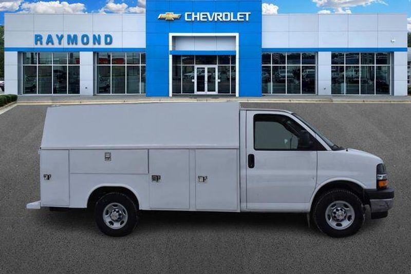 New 2025 Chevrolet Express 3500 Work VanImage 2