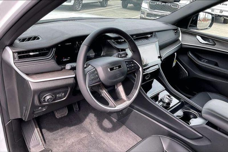 New 2026 Jeep Grand Cherokee L Limited 4x4Image 6