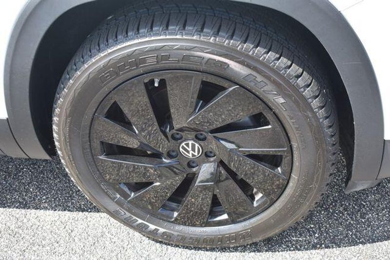 Used 2024 Volkswagen Atlas 2.0T SE w/TechnologyImage 11