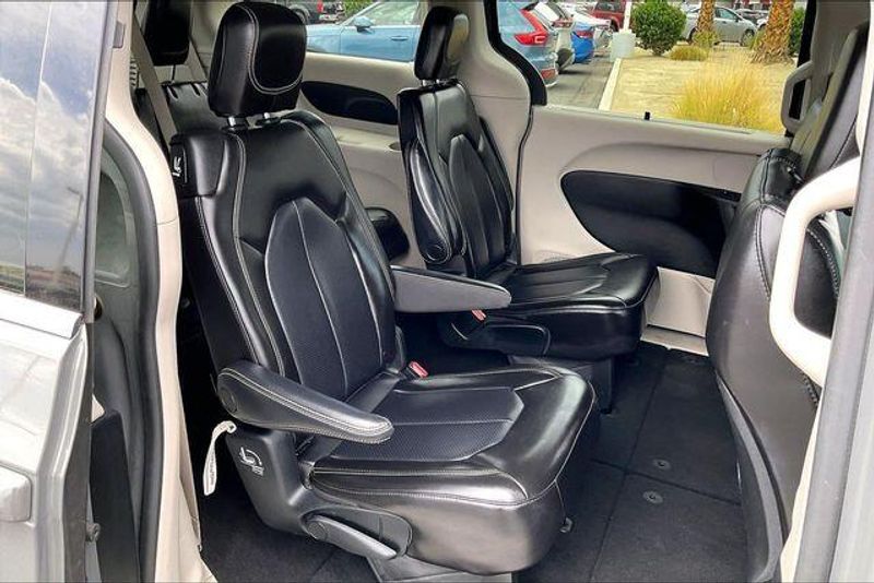 Used 2023 Chrysler Pacifica Touring LImage 26