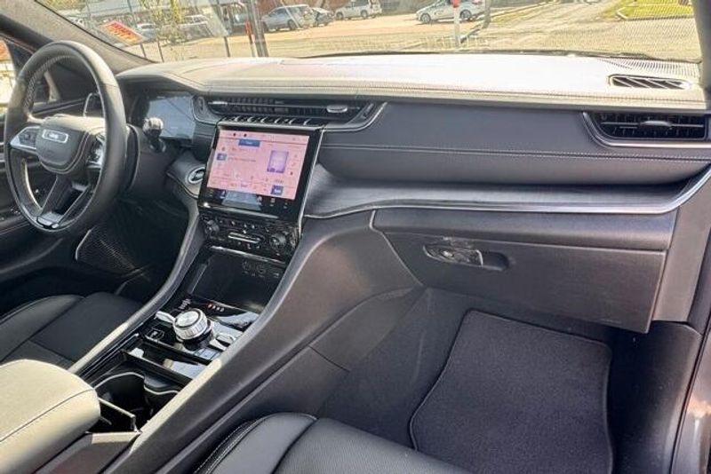 New 2025 Jeep Grand Cherokee Overland 4x4Image 12