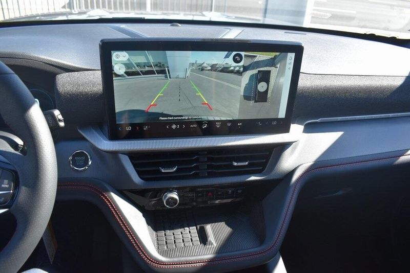2025 Ford Explorer STImage 23