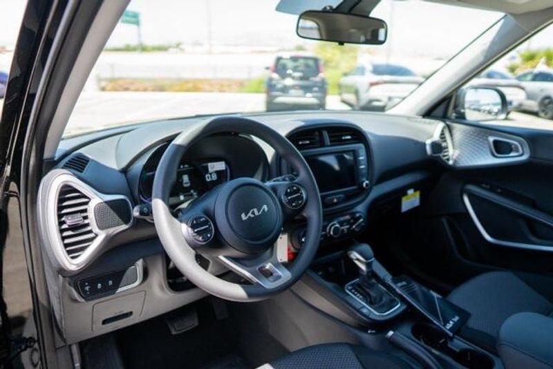 2025 Kia Soul LXImage 11