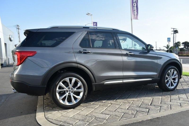 2021 Ford Explorer PlatinumImage 2