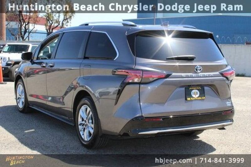 2023 Toyota Sienna LimitedImage 3