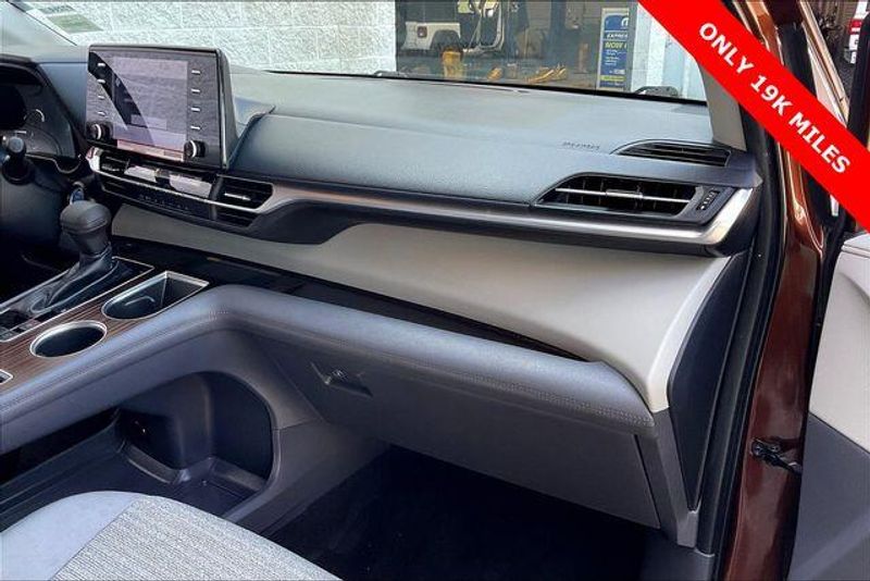 Used 2022 Toyota Sienna LEImage 16