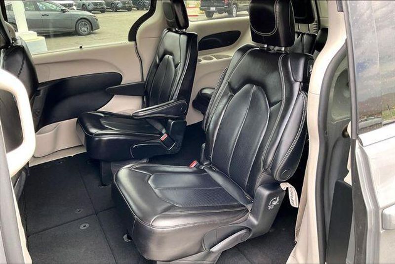Used 2023 Chrysler Pacifica Touring LImage 25
