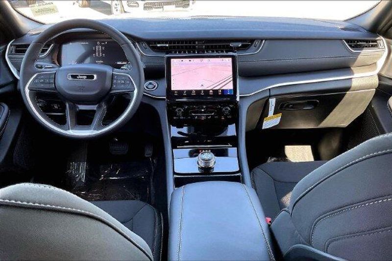 New 2027 Jeep Grand Cherokee Laredo X 4x4Image 4