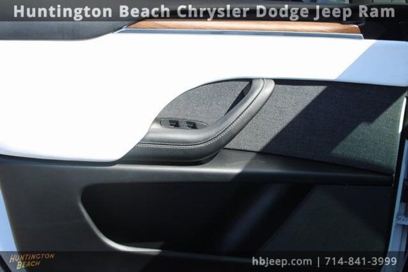 2022 Tesla Model X BaseImage 9