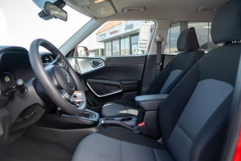 Used 2023 Kia Soul LXImage 11