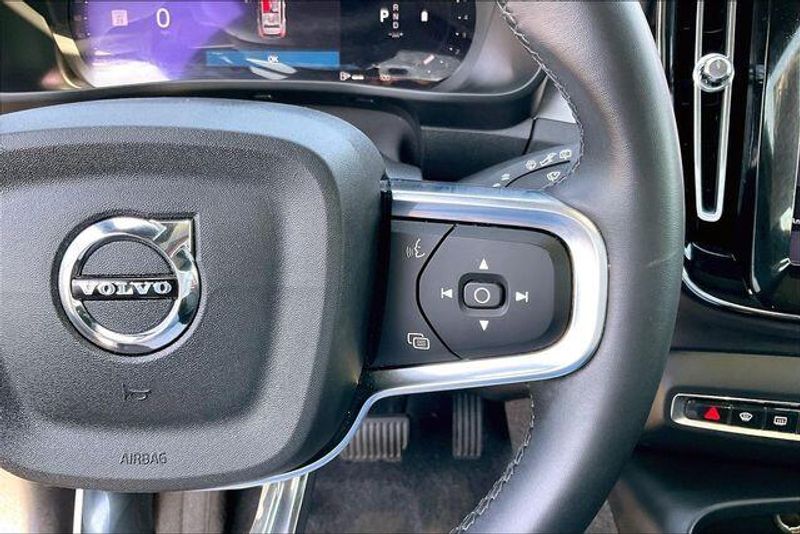 Used 2024 Volvo XC40 B5 CoreImage 18