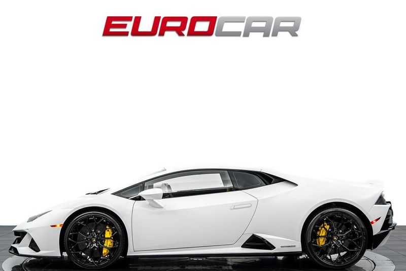 2022 Lamborghini Huracan EVO Image 2