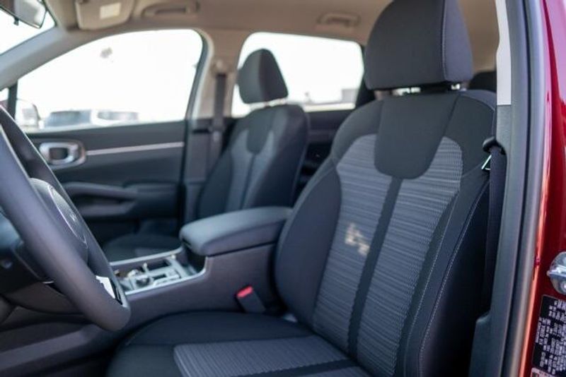 2025 Kia Sorento LXImage 9