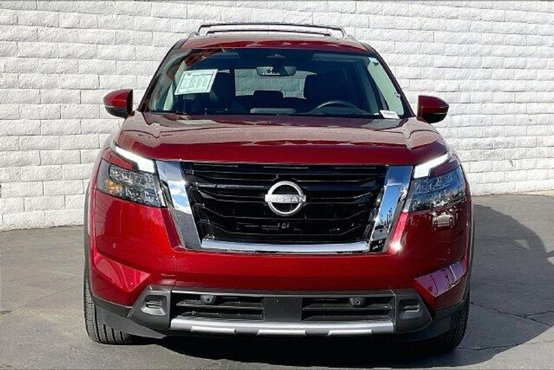 Used 2025 Nissan Pathfinder PlatinumImage 2