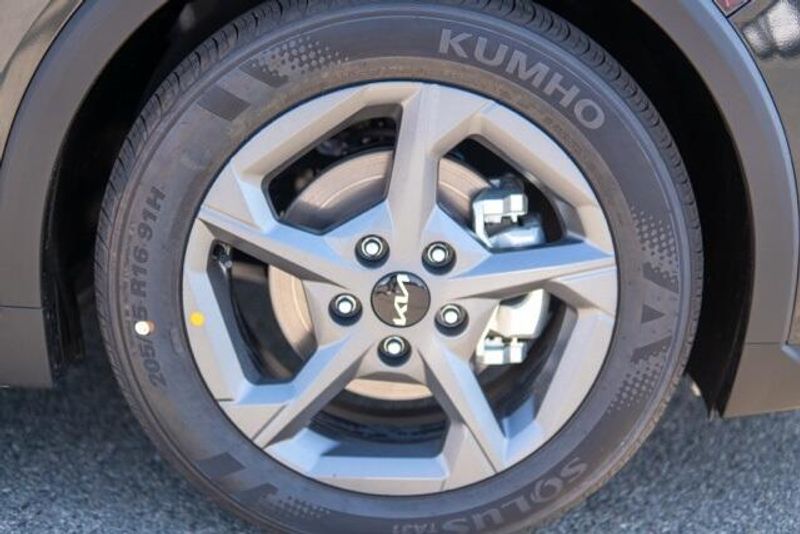 New 2025 Kia K4 LXSImage 18