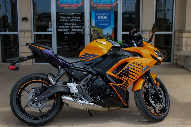 2025 KAWASAKI NINJA 650 ABS CANDY STEEL FURNACE ORANGE AND METALLIC SPARK BLACK AND METALLIC ROYAL PURPLE 