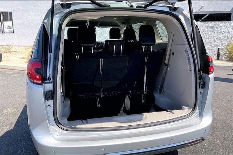 Used 2023 Chrysler Pacifica Touring LImage 34