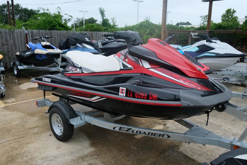 2016 YAMAHA VX DELUXE BLACK AND RED 