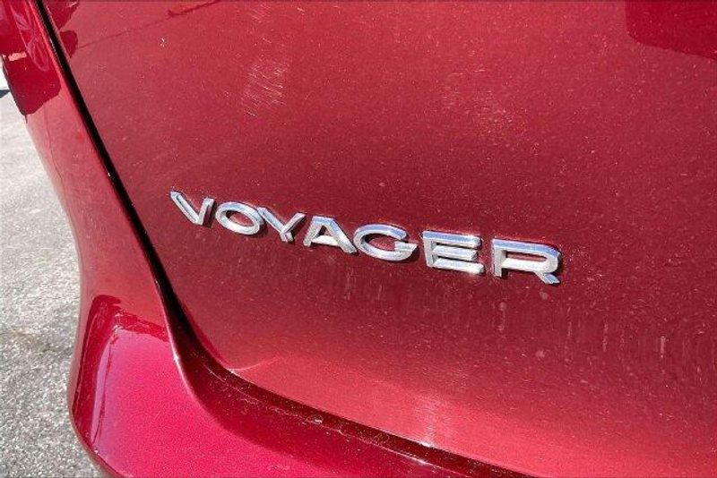Used 2023 Chrysler Voyager LXImage 7