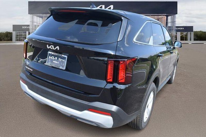 New 2025 Kia Sorento LXImage 4