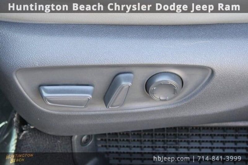 2021 Toyota Sienna XLEImage 38