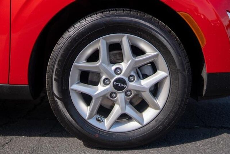Used 2023 Kia Soul LXImage 9