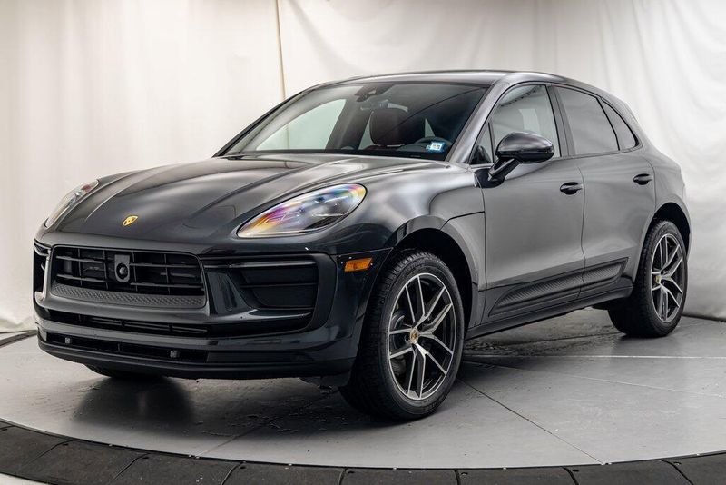 2025 Porsche Macan BaseImage 1