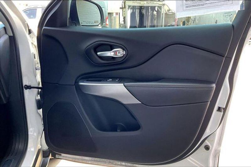 Used 2019 Jeep Cherokee LimitedImage 23