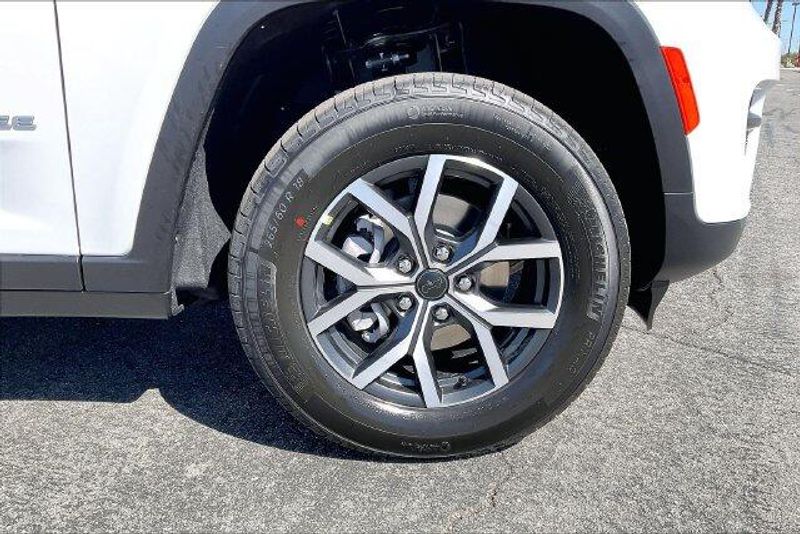 New 2027 Jeep Grand Cherokee Laredo X 4x4Image 10