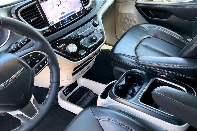 Used 2023 Chrysler Pacifica Touring LImage 17