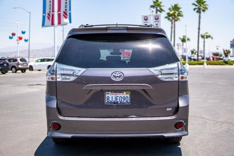 2019 Toyota Sienna SEImage 6