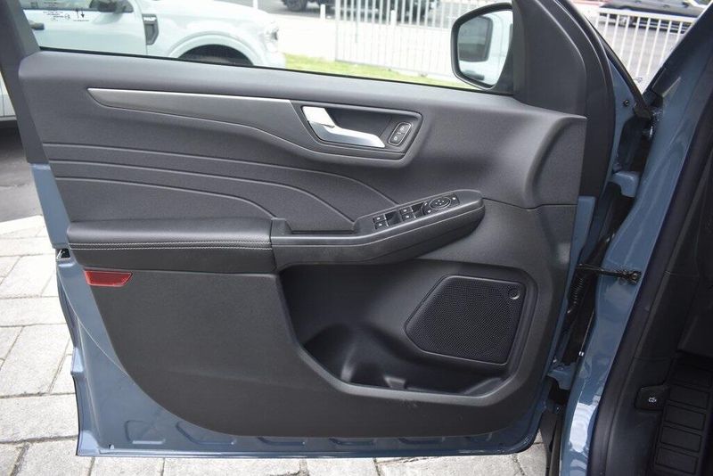 2025 Ford Escape Plug-In Hybrid BaseImage 13