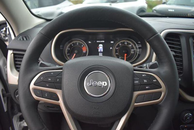 Used 2018 Jeep Cherokee LimitedImage 27